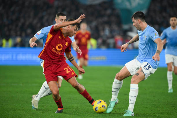 足球界崭露 足球界崭露